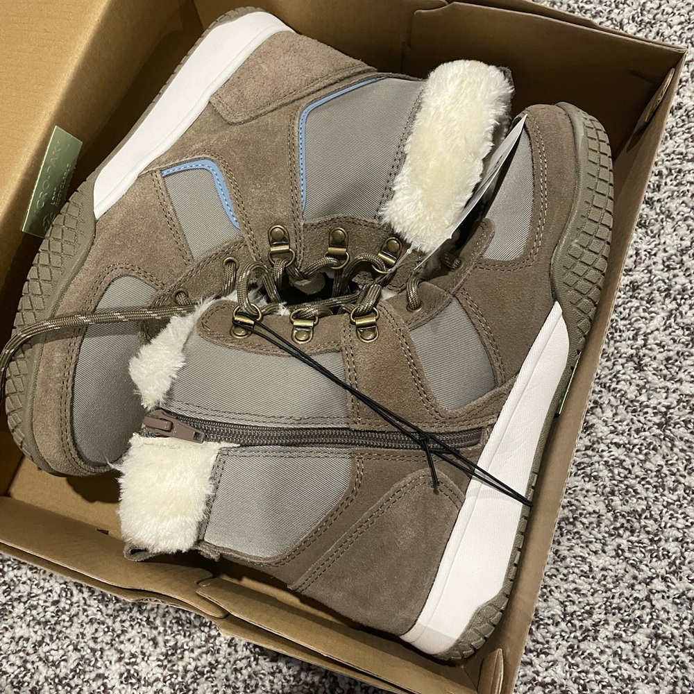 Women’s Sneaker Boot Size 8